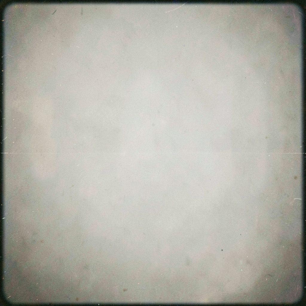Fotografía analógica de una prótesis de pierna robótica open source, estructura metálica y plástica, expuesta sobre una superficie de taller.